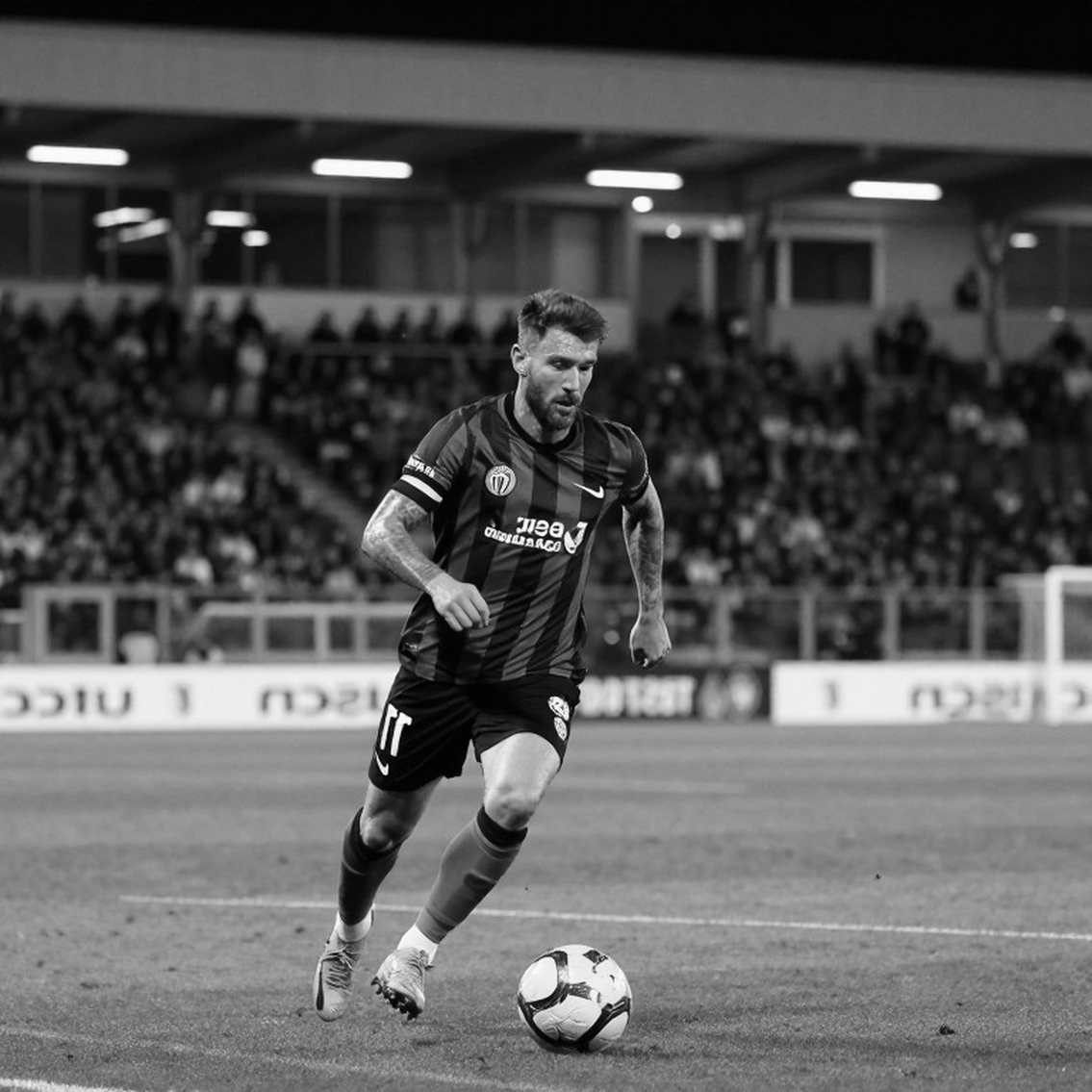 Raúl Jiménez trên đôi nạng ở derby Black Country: khi một tấm ảnh vượt mặt cả bản thông cáo y tế