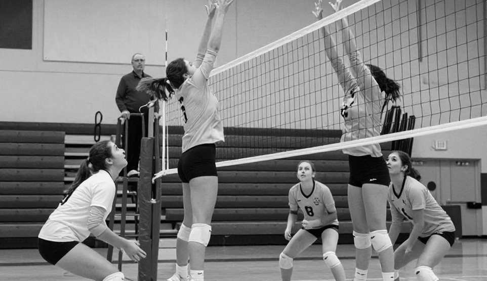 Nebraska quét Creighton 3-0: đường hiệu suất âm và kỷ lục 15.405 khán giả ở Pinnacle Bank Arena