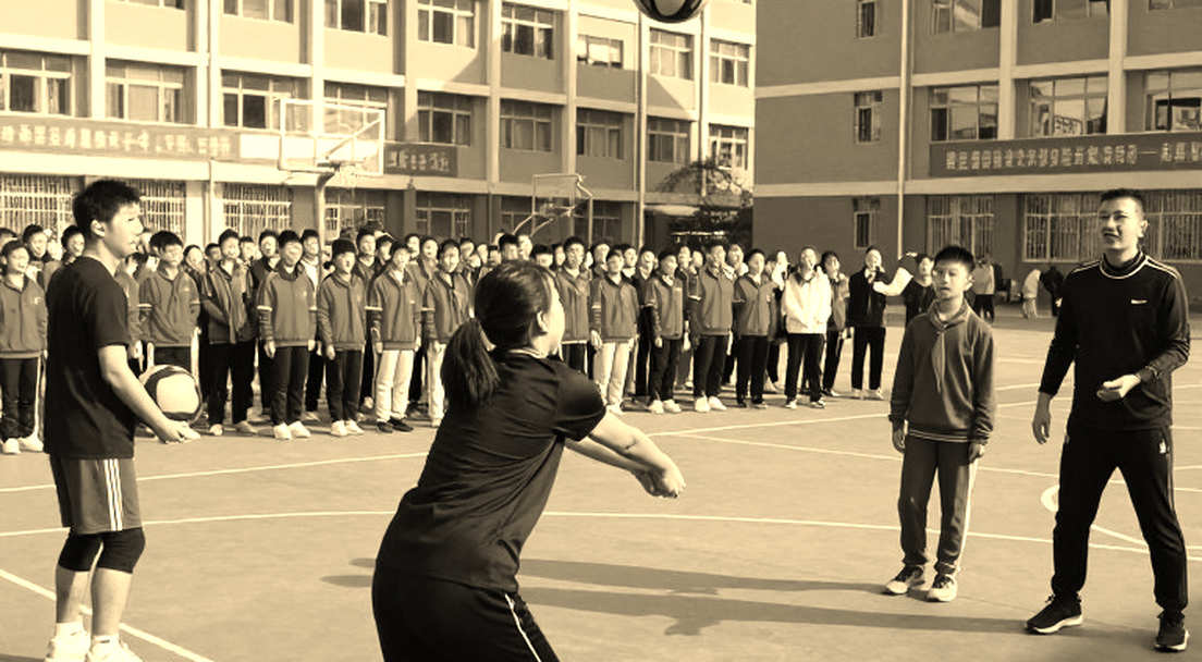 Vietnam vs Pakistan: Kim Sang Sik Waits on the Hand of Patrik Le Giang Vietnam vs Pakistan: Kim Sang Sik Waits on the Hand of Patrik Le Giang