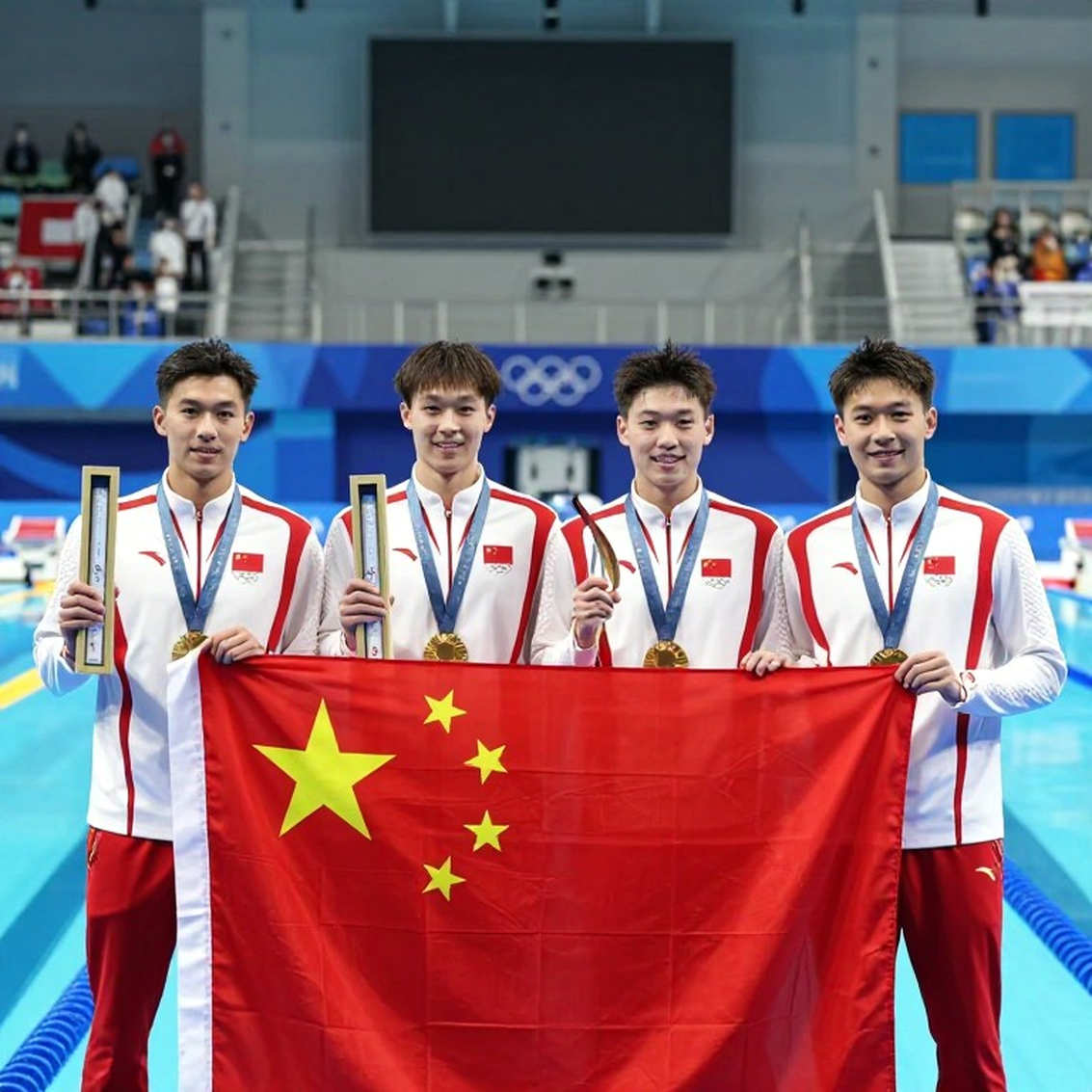 Xu Jiayu lập kỷ lục thế giới 50m ngửa bể ngắn 22,03 giây ở lượt mở màn tiếp sức hỗn hợp