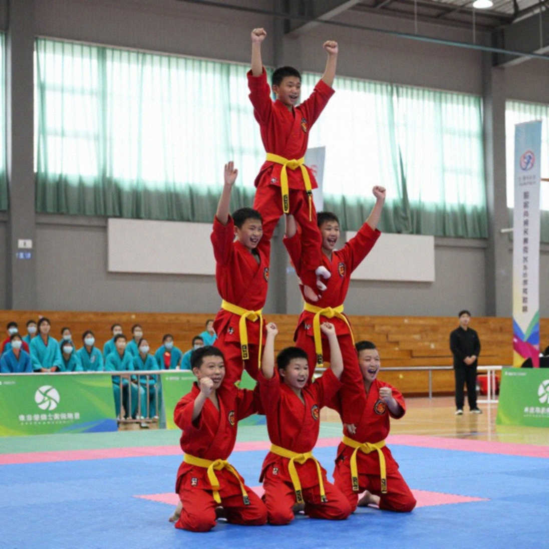 El Búho 75 tuổi, đòn vật gây tranh cãi và khoảng trống pháp lý của làng lucha libre độc lập