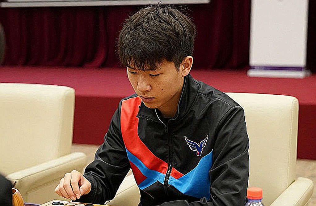 Samarkand 15/16 và tấm bìa ChessBase #225: khi dòng tin đứng cạnh quầy hàng