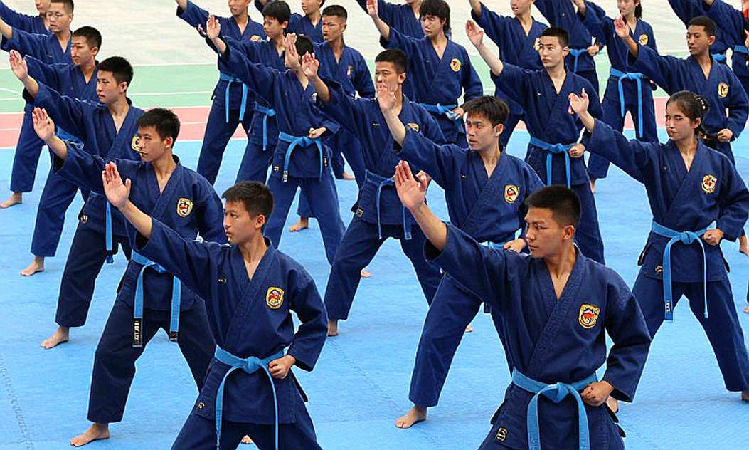 Trọng tài 75 tuổi, đòn 'martinete' và lằn ranh an toàn của sân khấu đấu vật