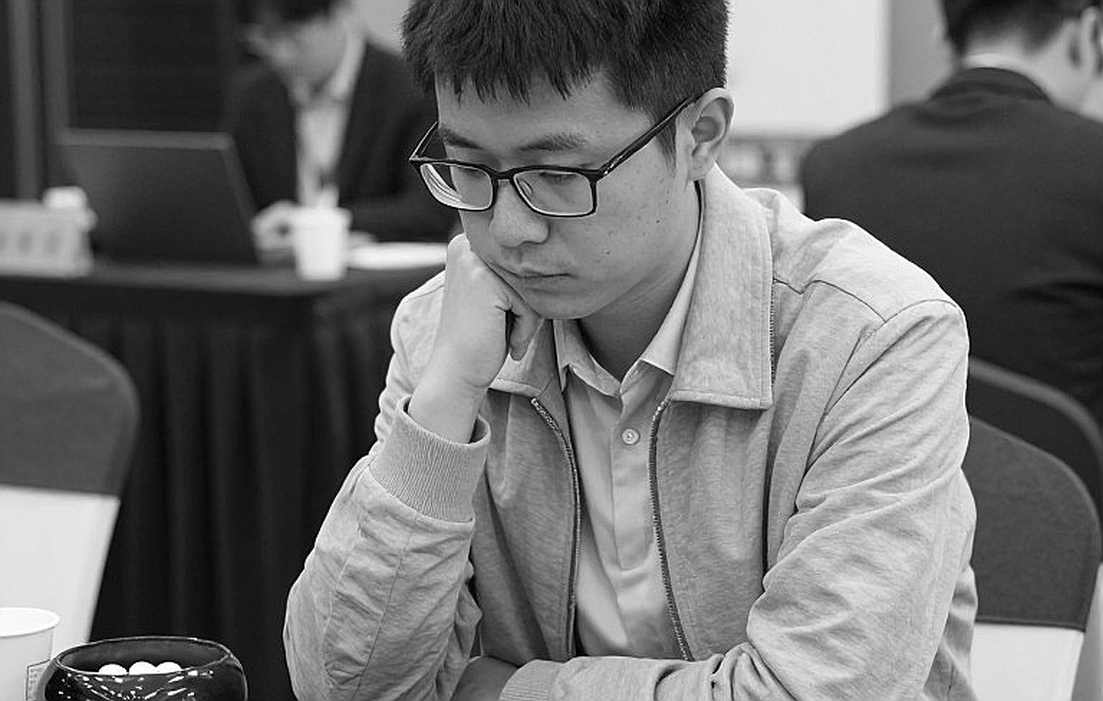 Bản giao hưởng lệch nhịp ở bàn cờ: Khi bài điểm sách Benko Gambit trở thành quảng cáo FRITZ 20