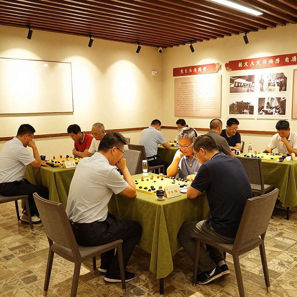 Carlsen và nước 1...d5: Khi hào quang ngôi số một bước vào lớp học cờ câu lạc bộ